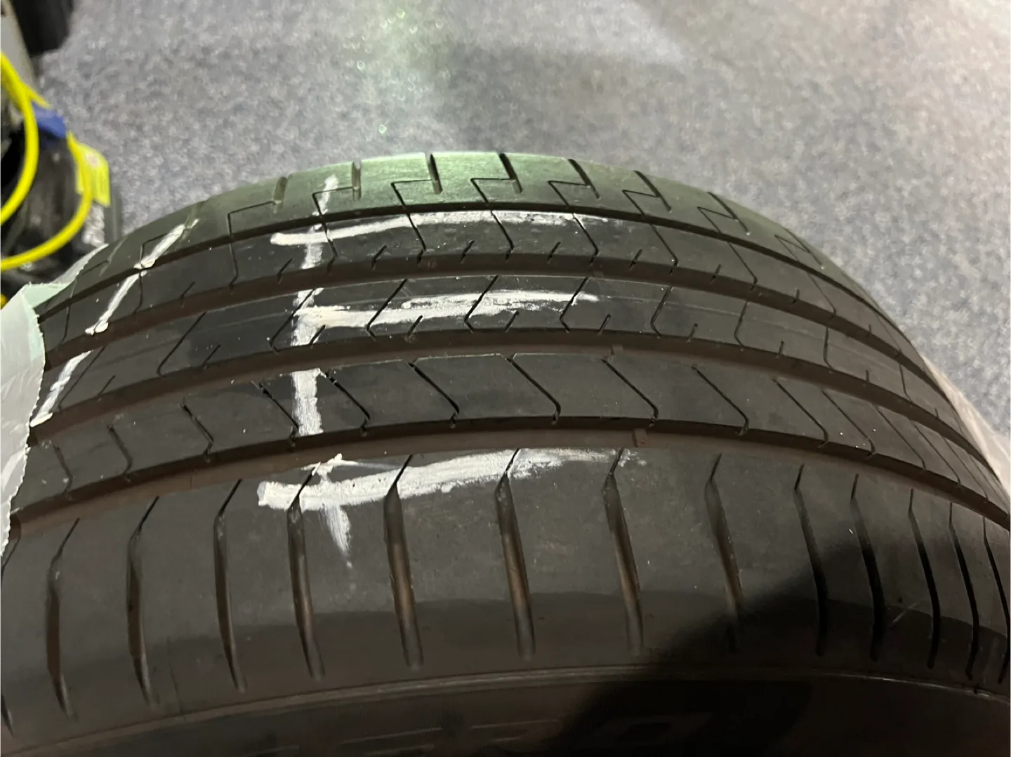 Pirelli P Zero 255/40R19 96Y Tire image indicator(2)