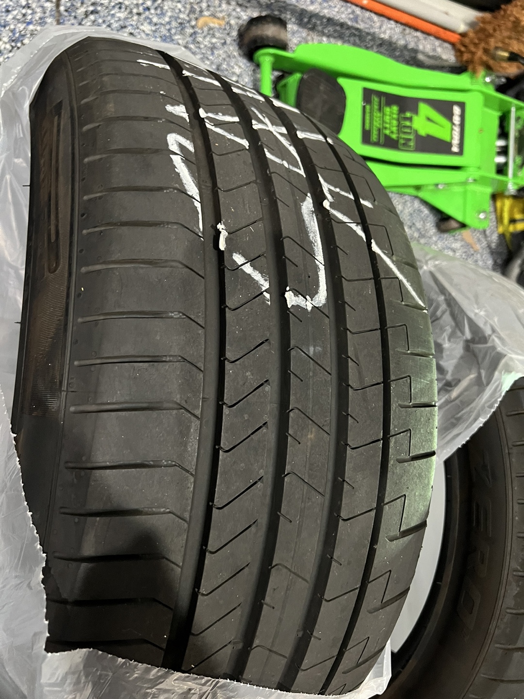 Pirelli P Zero 255/40R19 96Y Tire