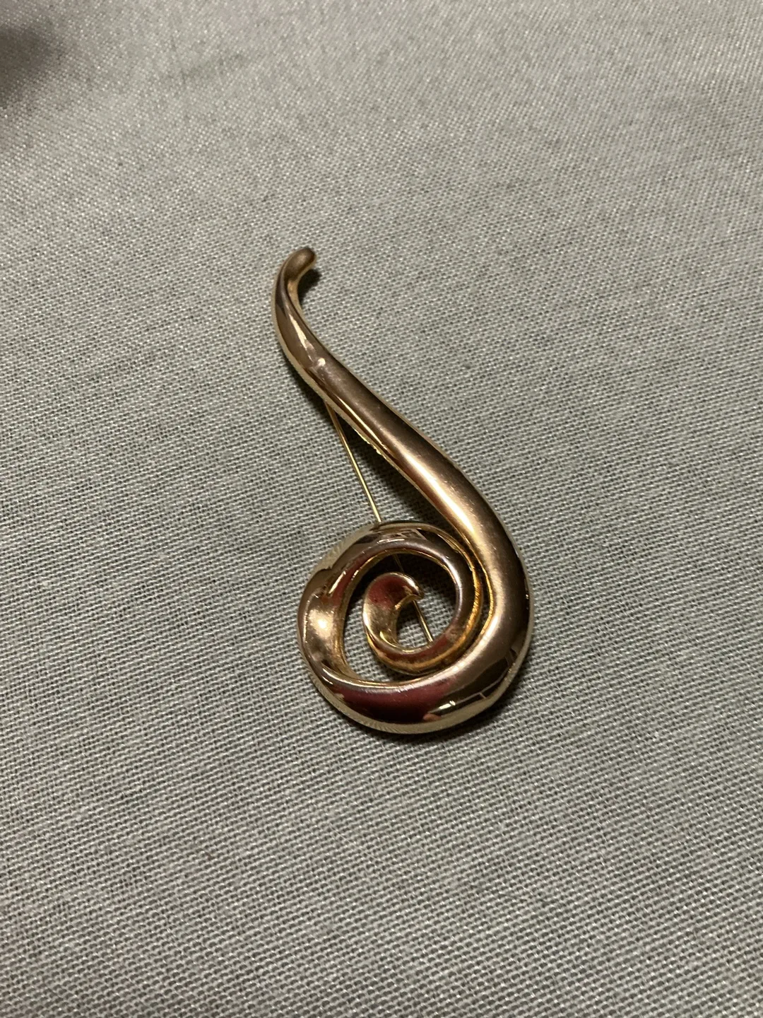 Vintage Gold Tone Swirl Brooch thumbnail