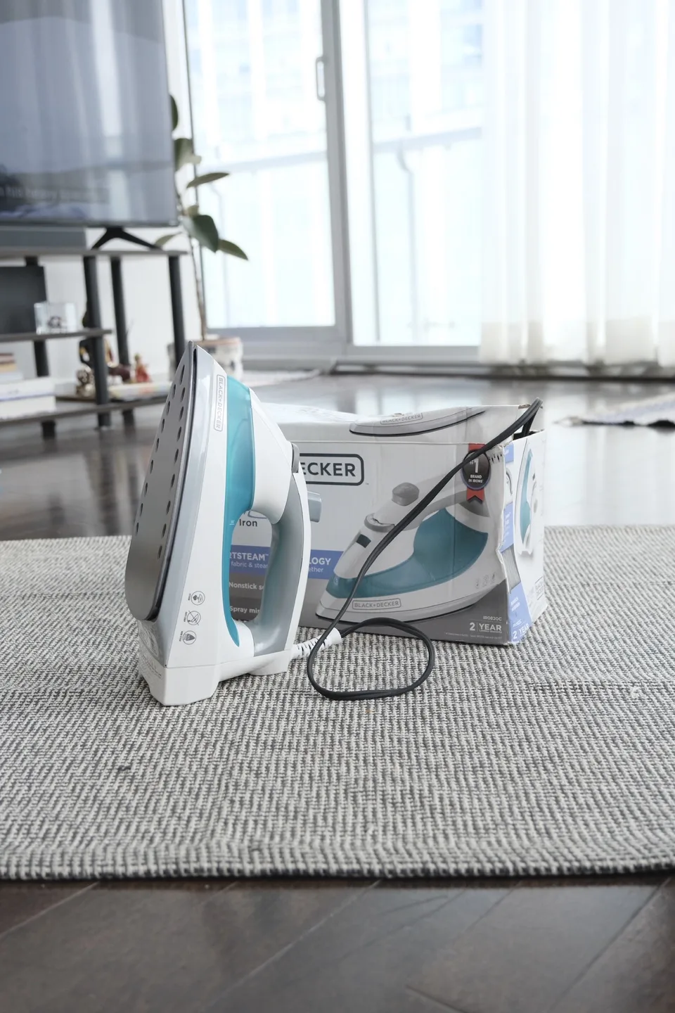 Black+Decker Light ‘N Easy Steam Iron – Like New thumbnail
