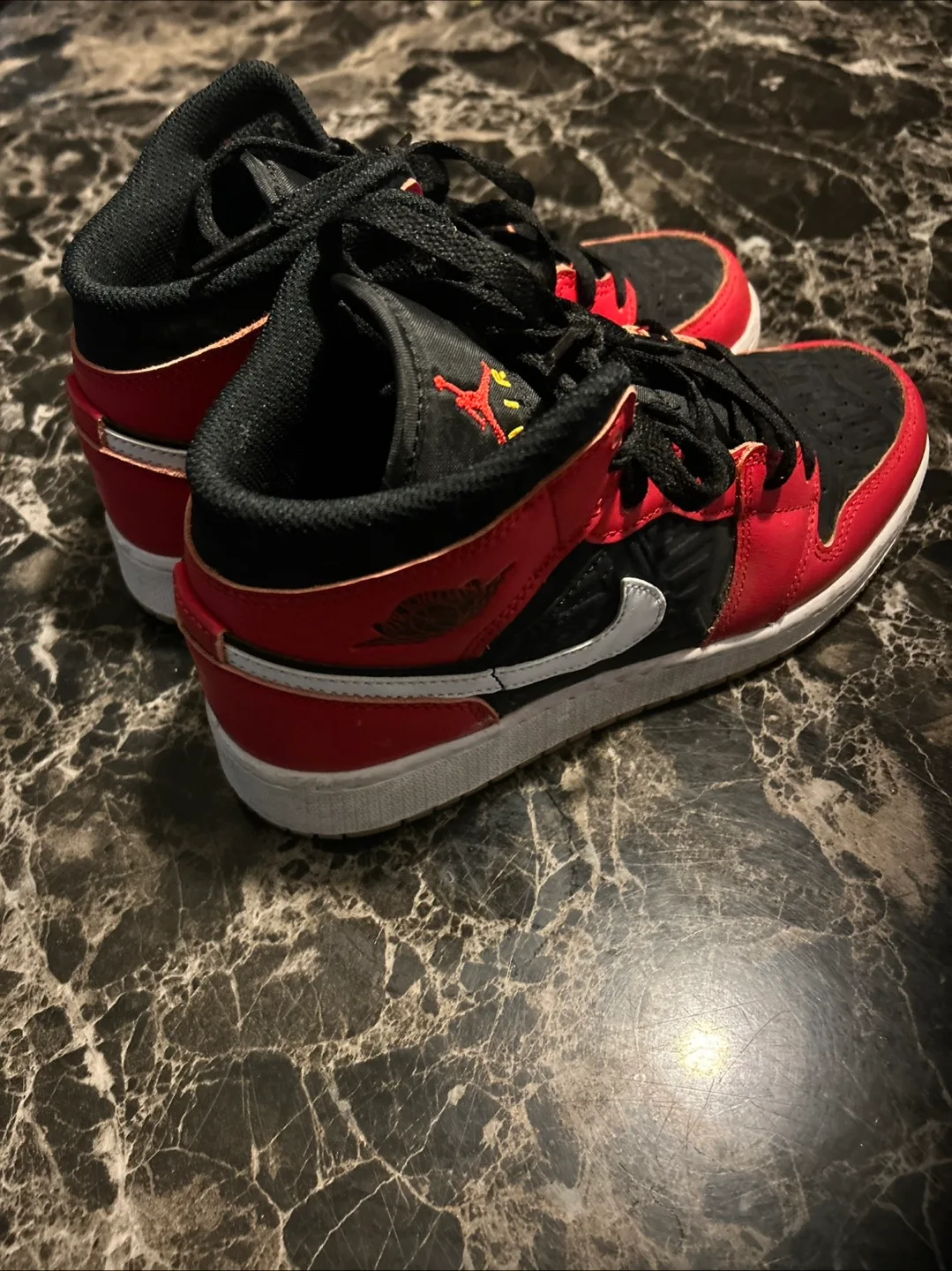 Air Jordan 1 Mid, US 5Y image indicator(6)
