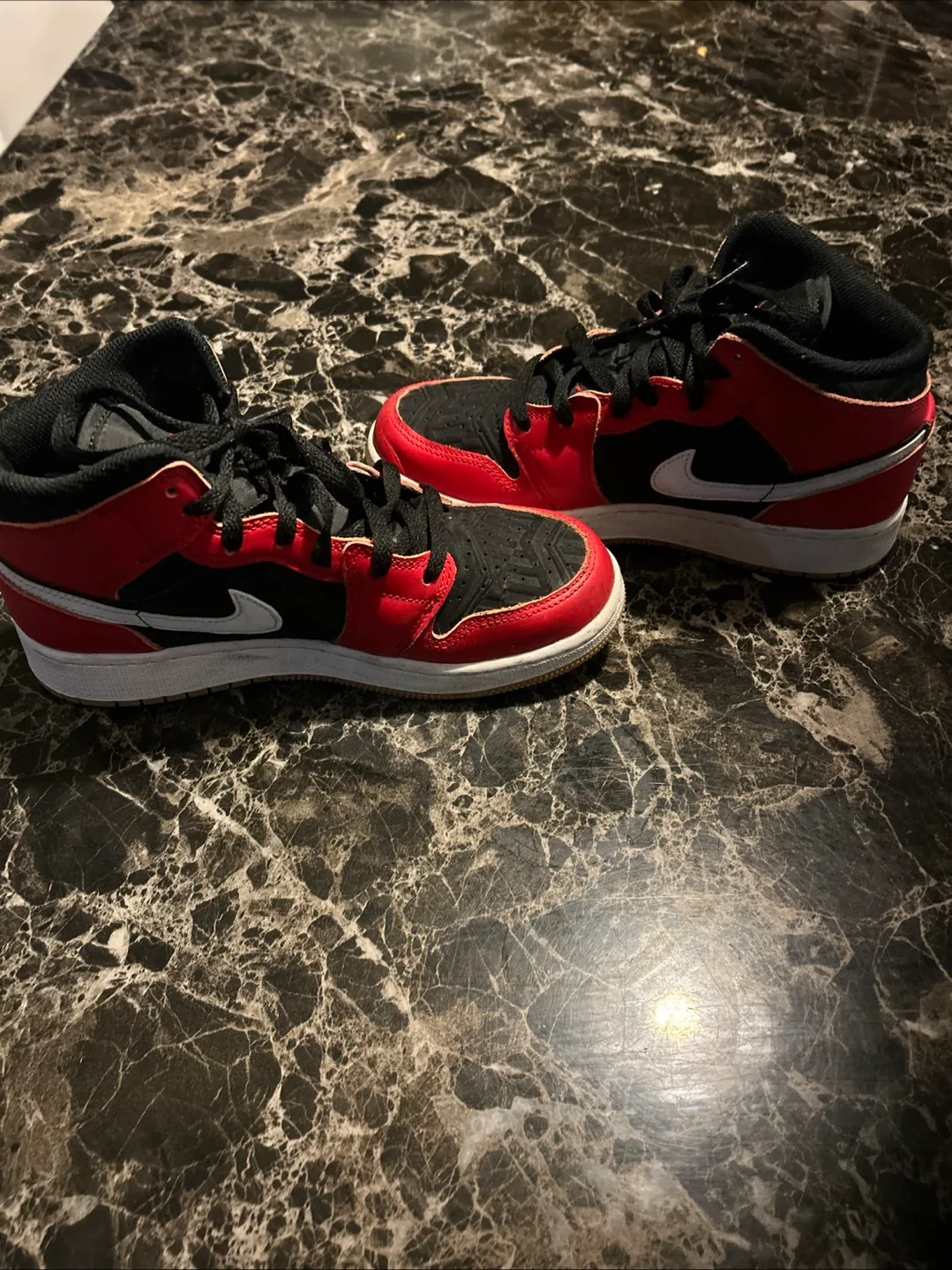 Air Jordan 1 Mid, US 5Y image indicator(7)