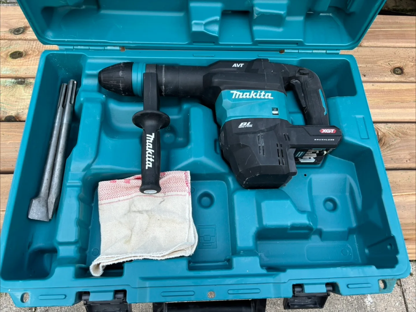 Makita HM001GZ Cordless Demolition Hammer thumbnail