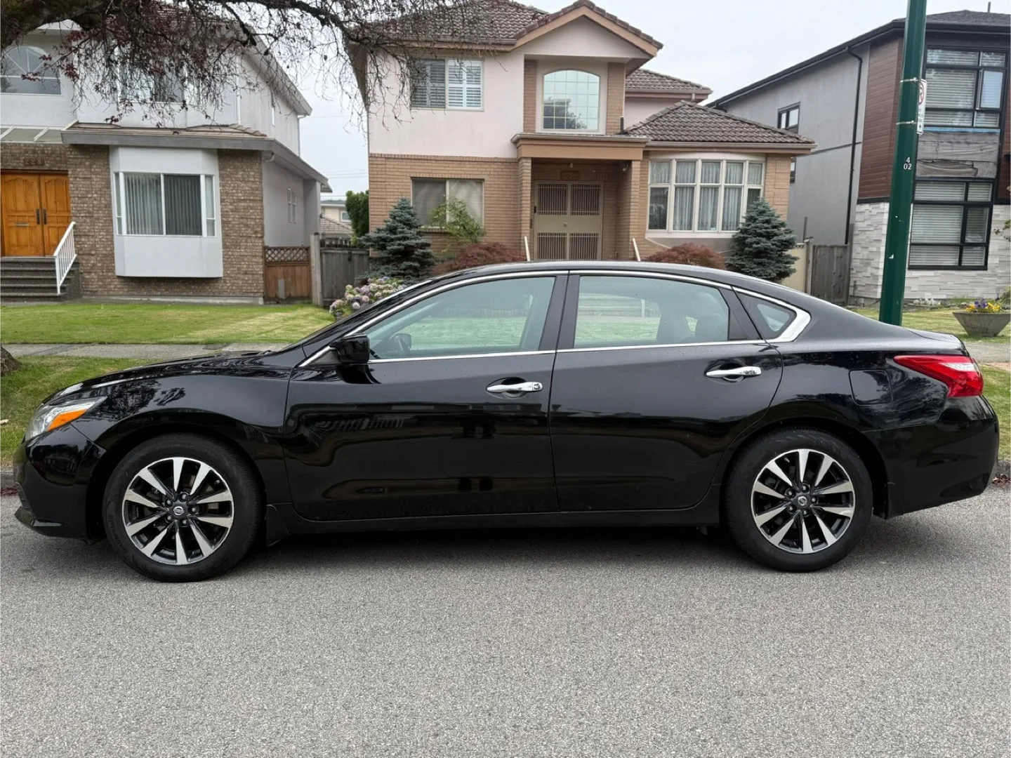 2017 Nissan Altima image indicator(2)
