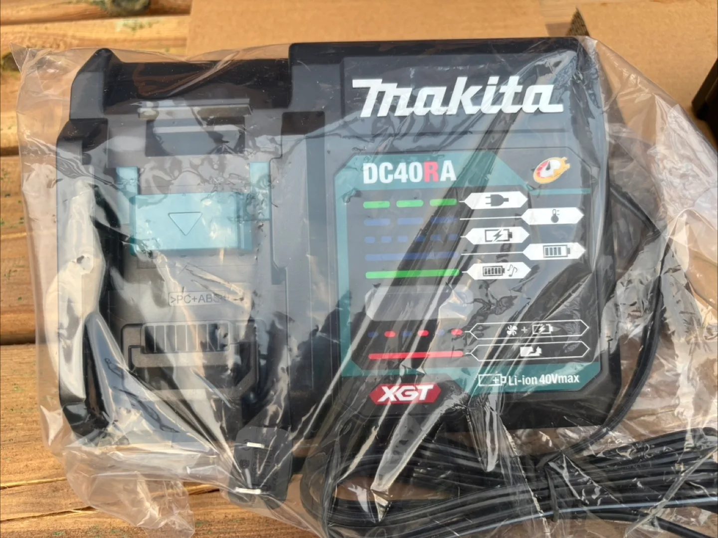 New Makita XGT 40V Max Battery & Charger image indicator(2)