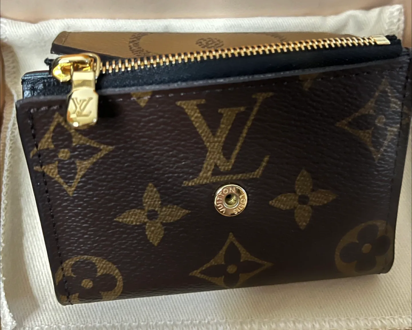 Louis Vuitton Zoe Wallet image indicator(3)