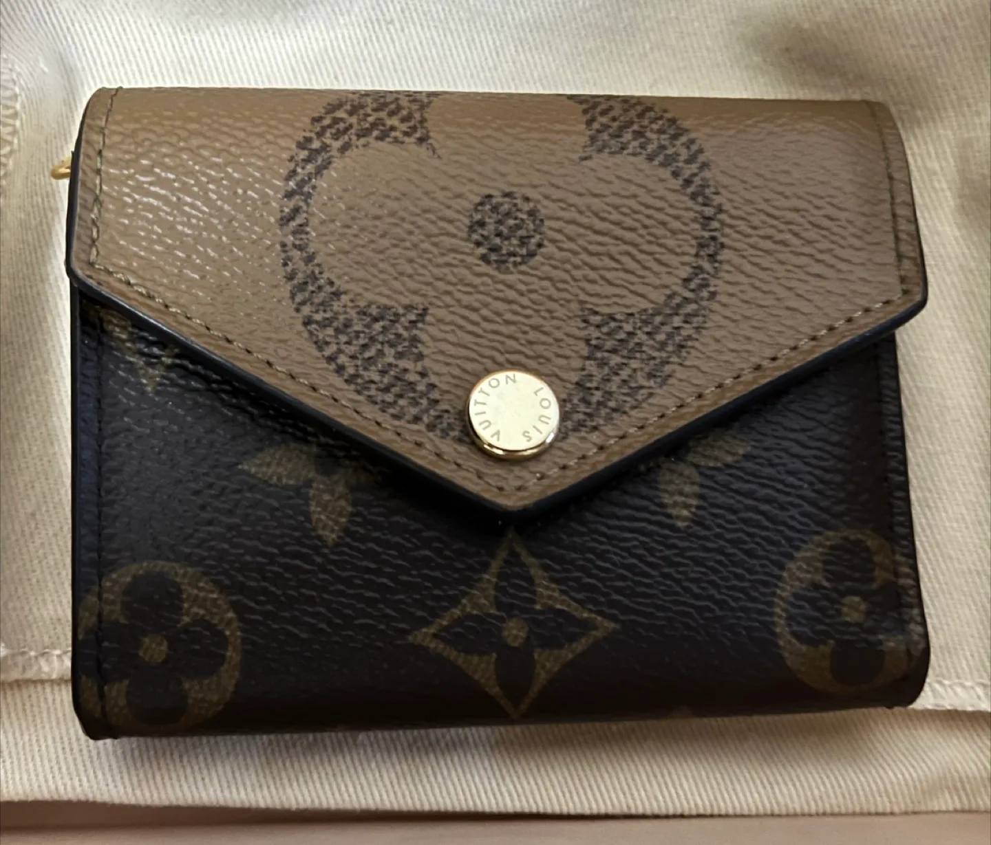 Louis Vuitton Zoe Wallet image indicator(2)