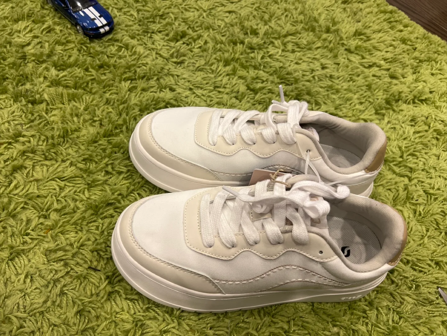 STTO White Sneakers image indicator(2)