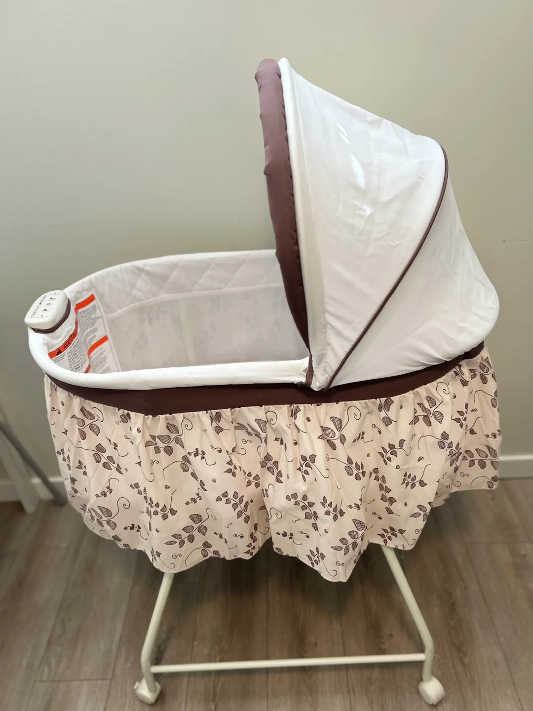 Delta Children Bassinet - Floral Pattern image indicator(3)