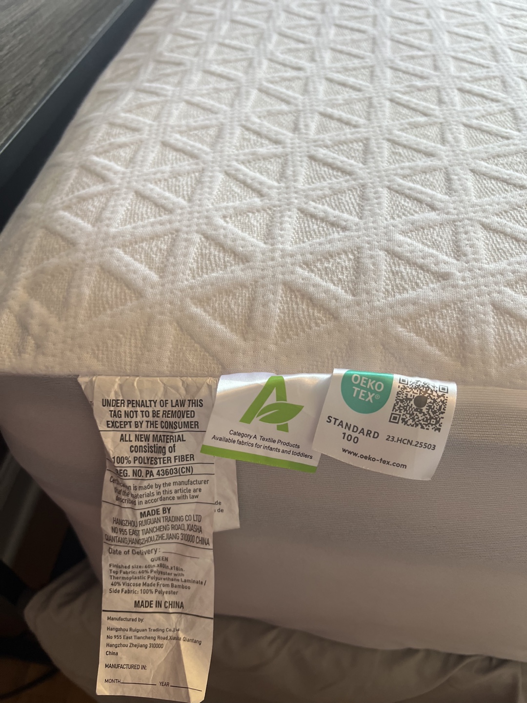 Like new full set - Queen size bedframe + BedStory Mattress - photo 3