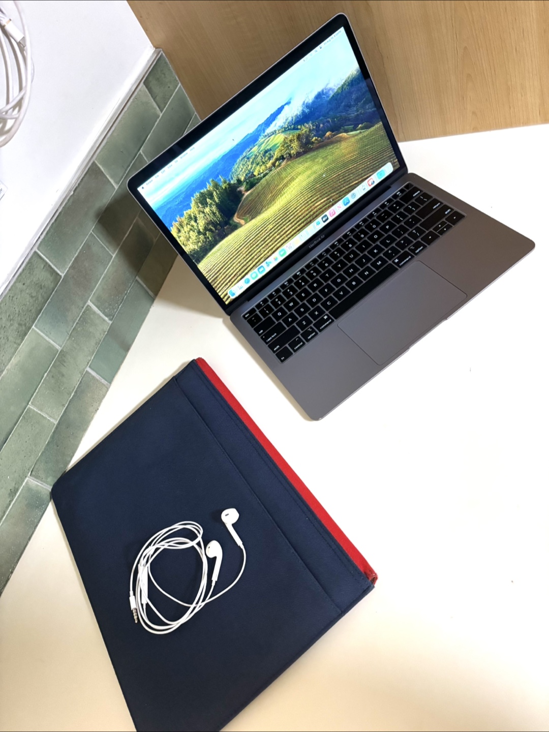 MacBook Air 13inch- 2018, 128GB - photo 2