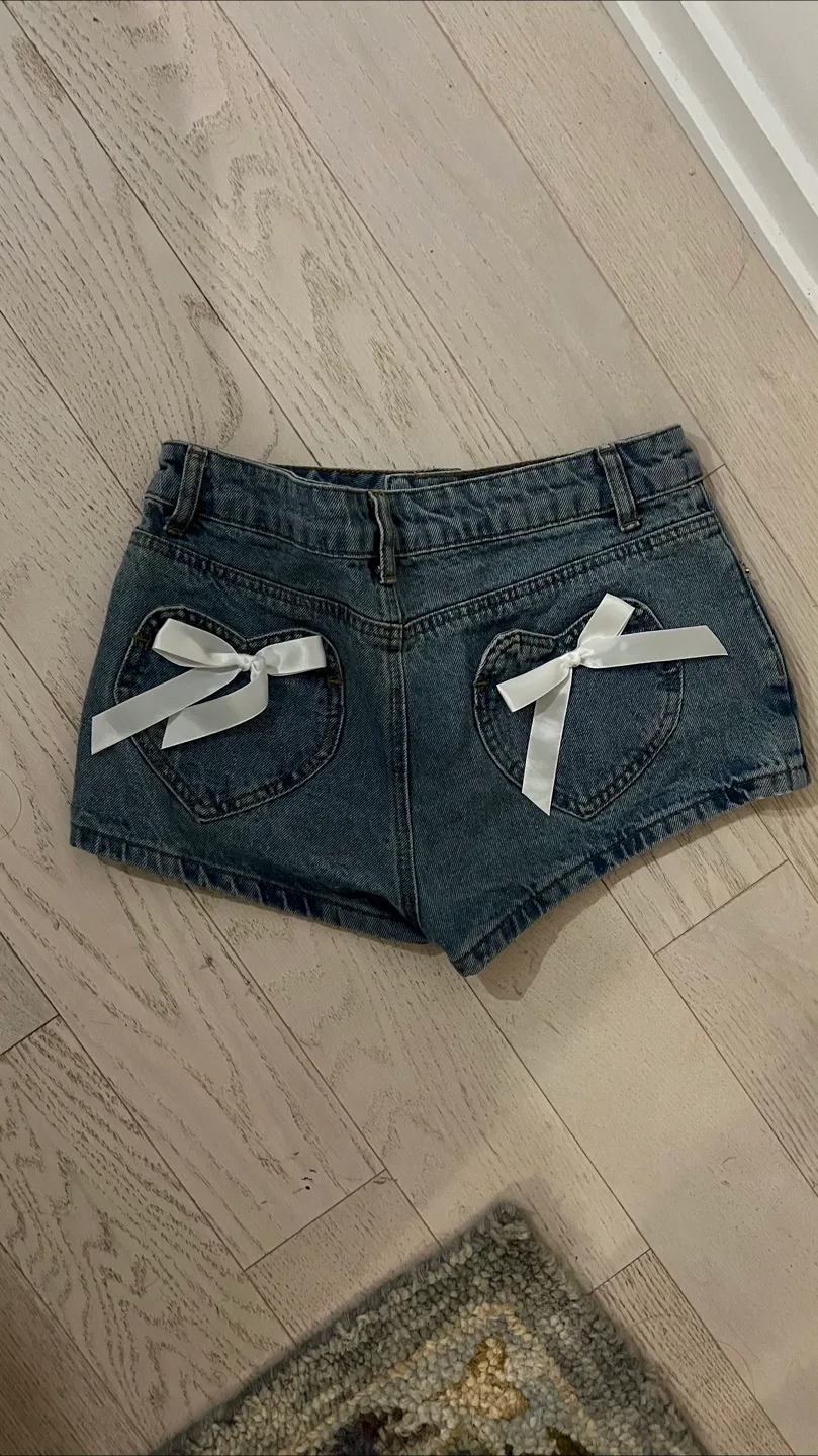 Edikted Bow Shorts - size small image indicator(5)