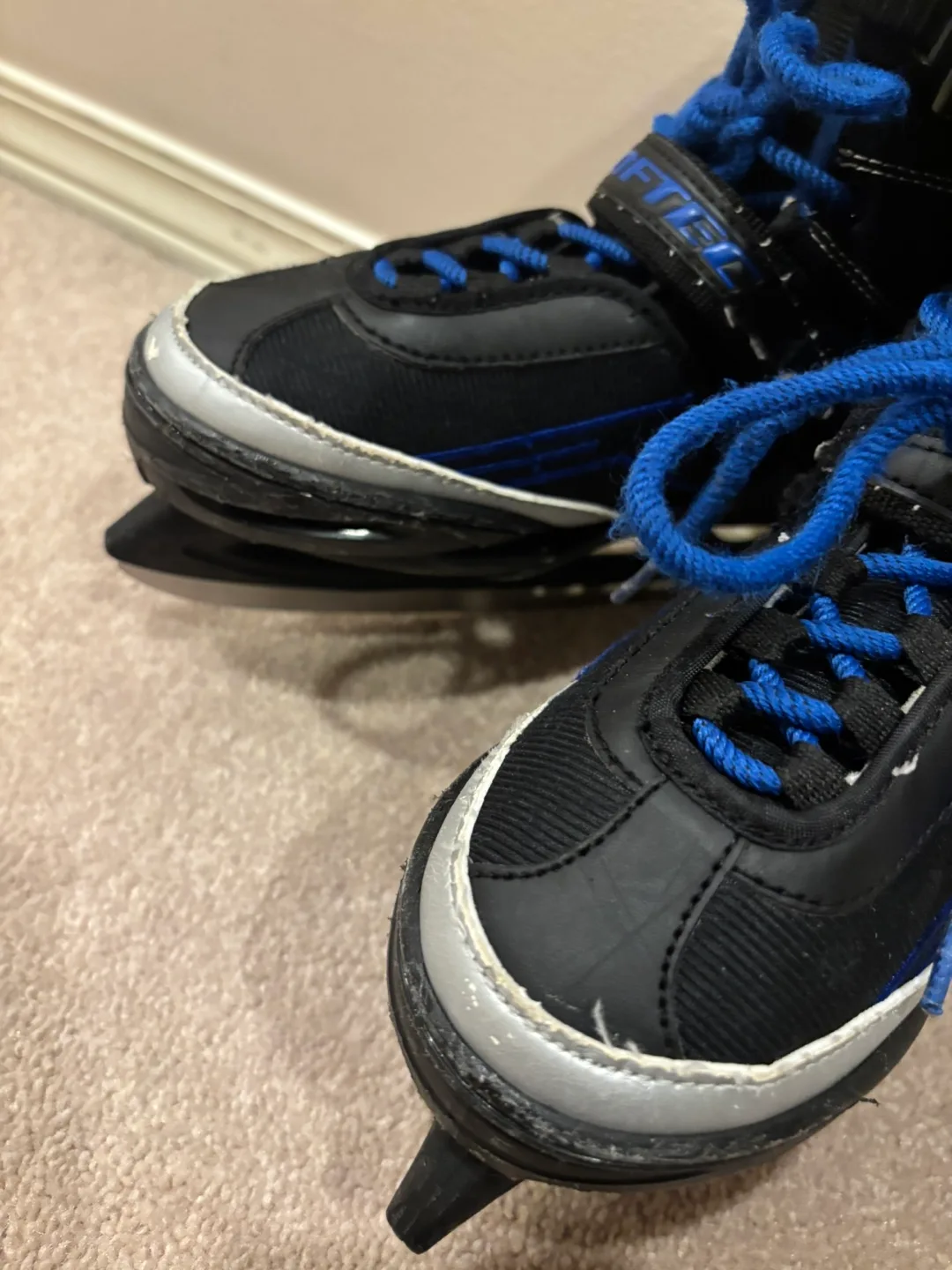 Softec Adjustable Ice Skates - Size 4 kids image indicator(3)