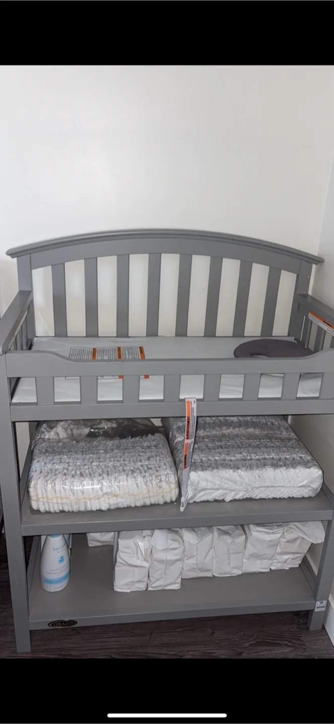 Graco Changing Table with Diapers thumbnail