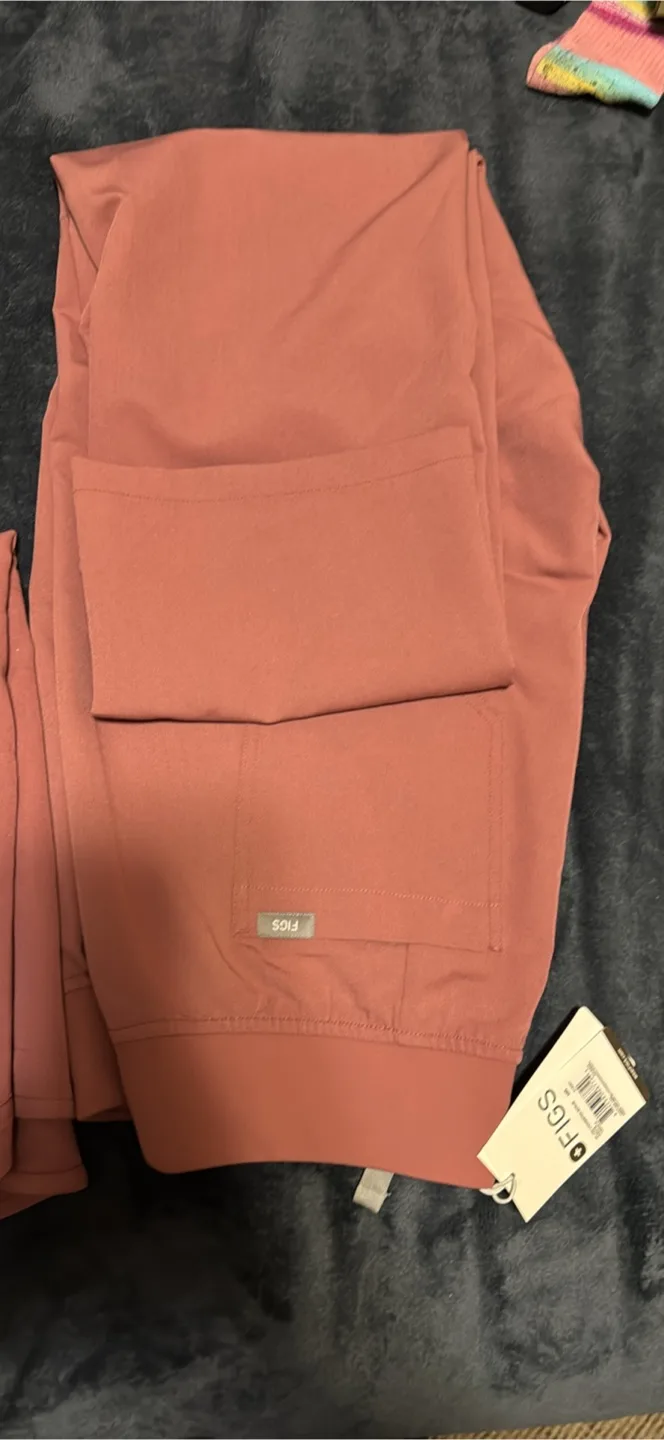 FIGS Scrub Set - Top & Bottom - M fit image indicator(2)