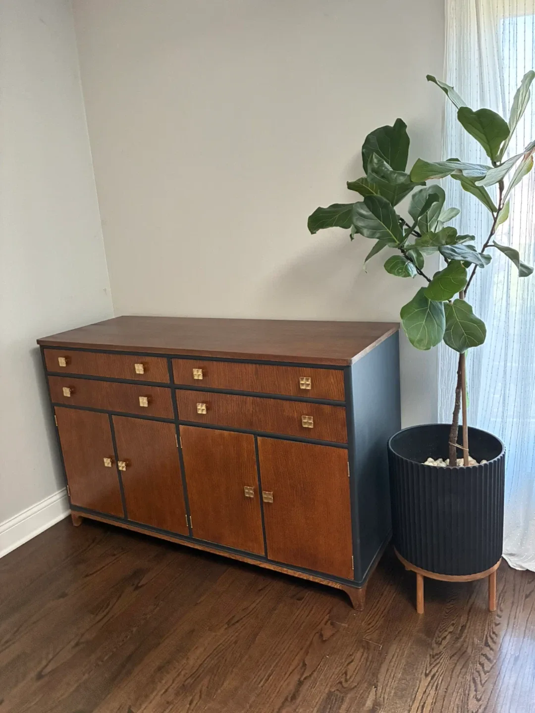 Solid wooden buffet/ sideboard image indicator(6)