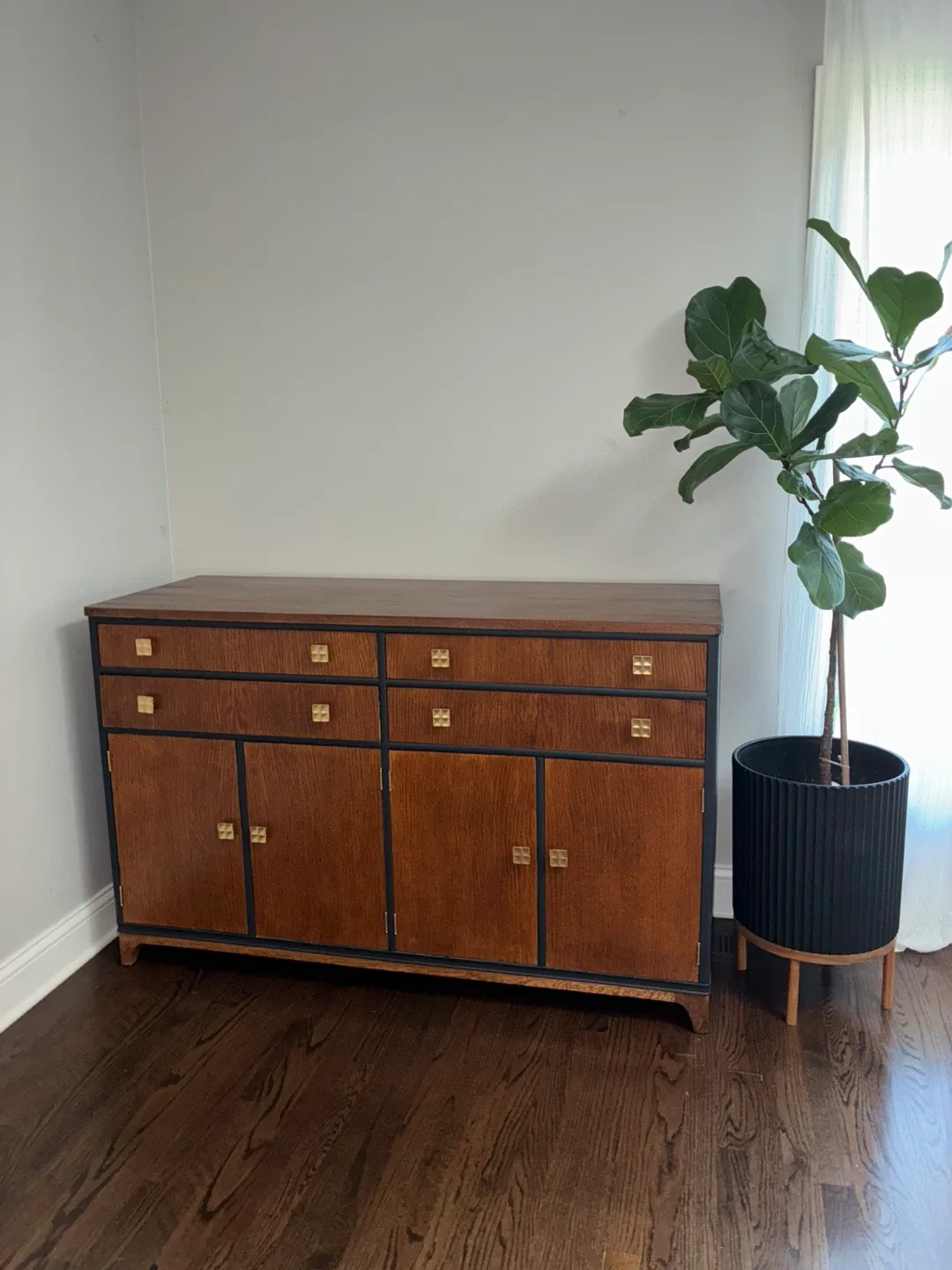 Solid wooden buffet/ sideboard image indicator(8)