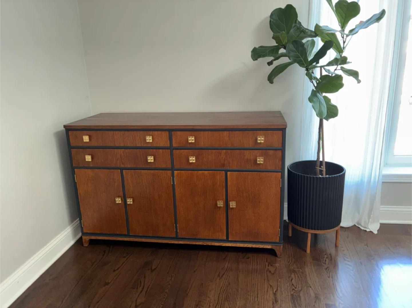 Solid wooden buffet/ sideboard image indicator(7)