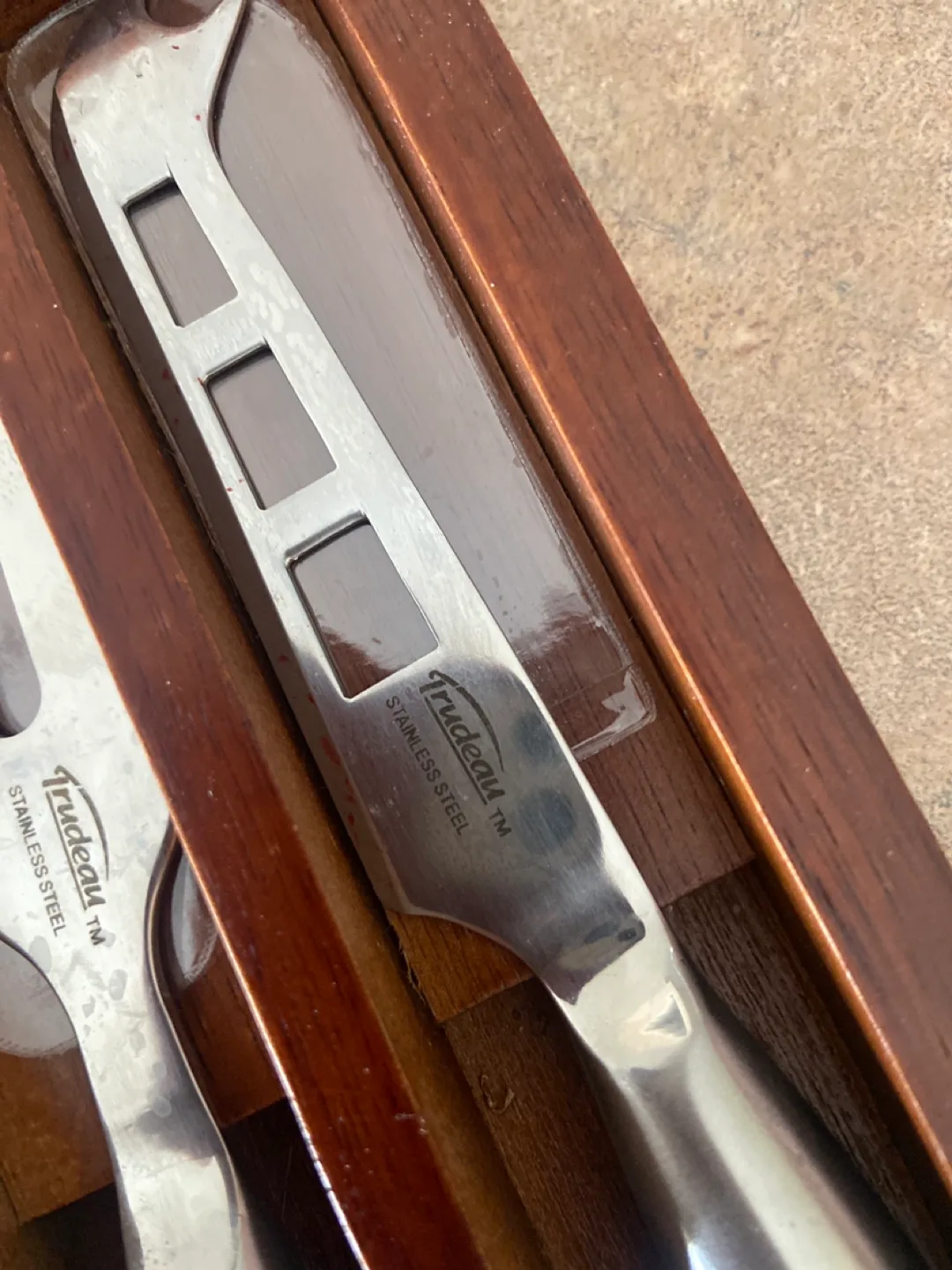 Trudeau Cheese Board with Stainless Steel Knives image indicator(4)