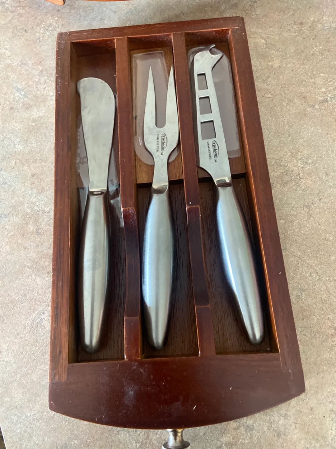 Trudeau Cheese Board with Stainless Steel Knives image indicator(3)