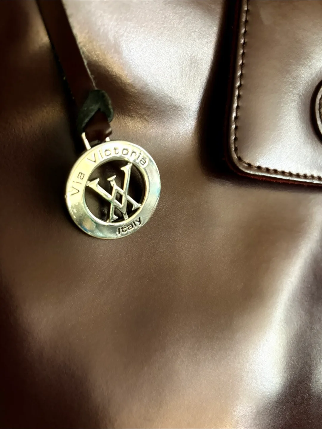 Via Victoria Italy Burgundy/Brown leather Shoulder Bag image indicator(8)