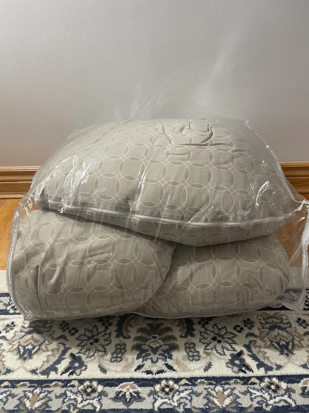 ✨Great Condition✨ Leachco Back'n Belly Contoured Body Pillow image indicator(2)