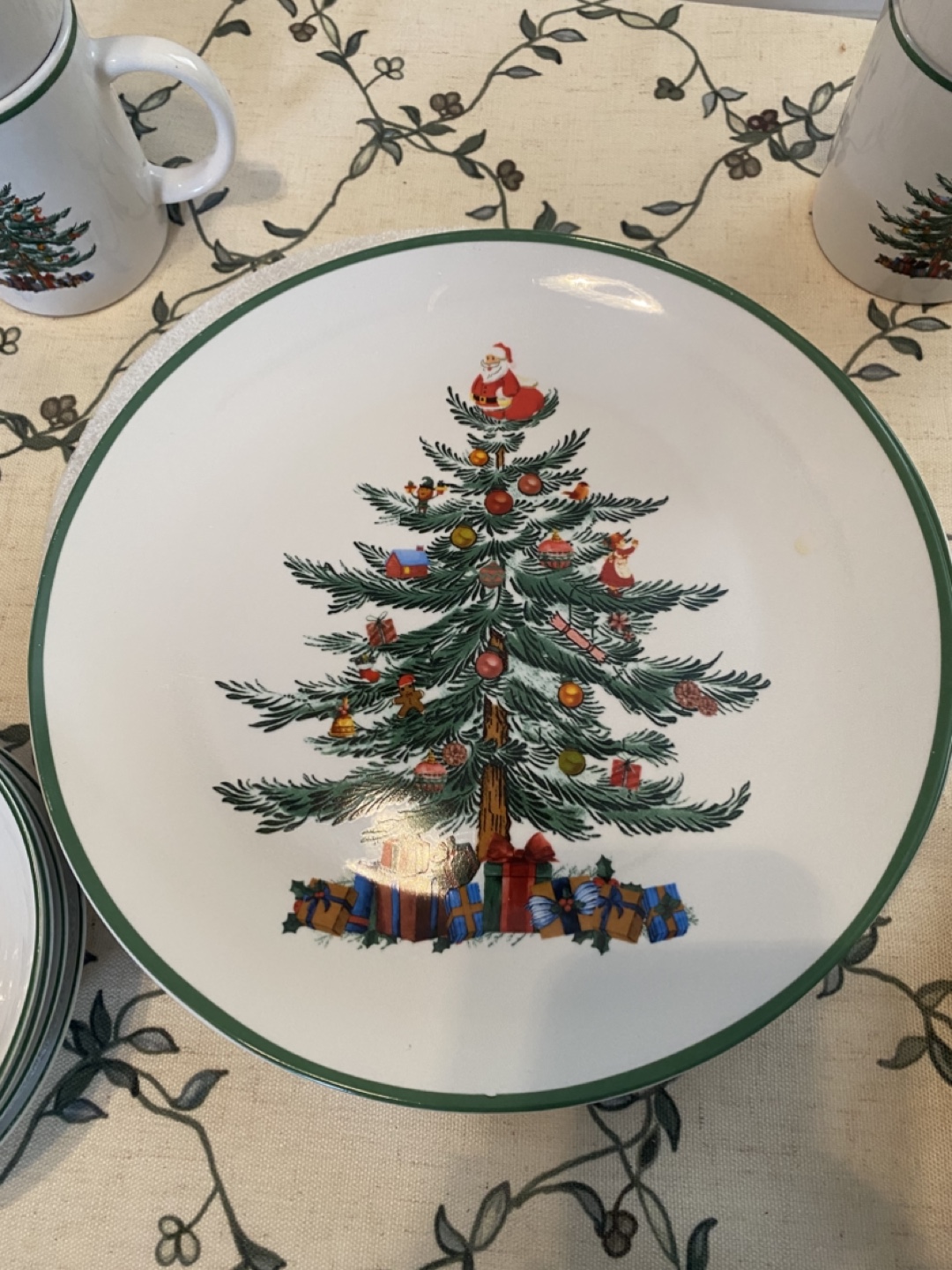 16pc Christmas tree plate set and mugs