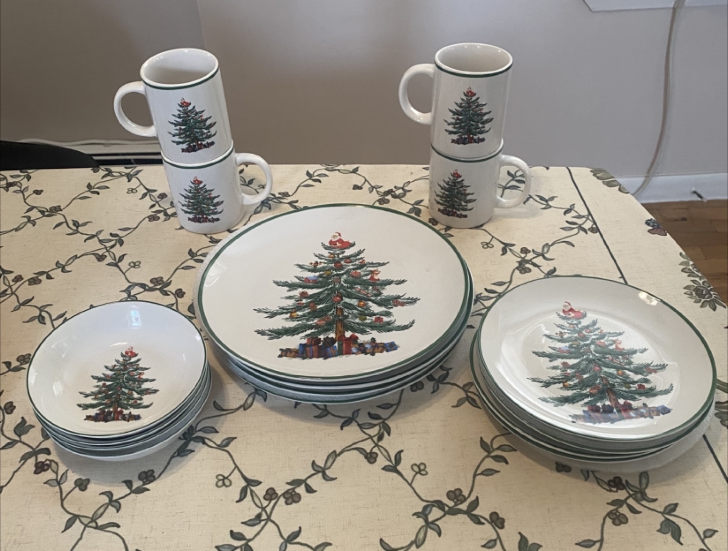 16pc Christmas tree plate set and mugs - photo 2