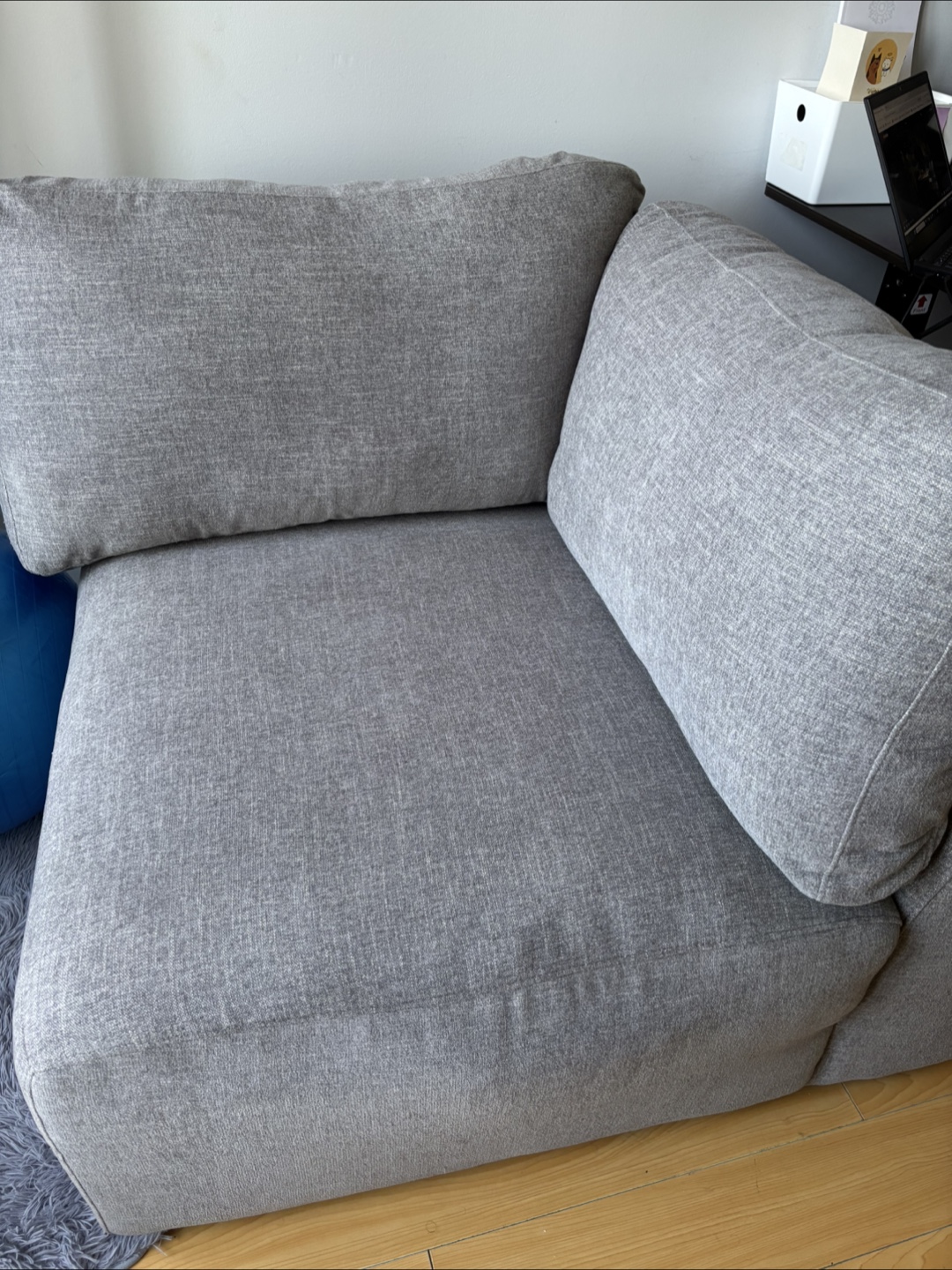 MOVING SALE - The Bricks Fabric Corner Chair - photo 2