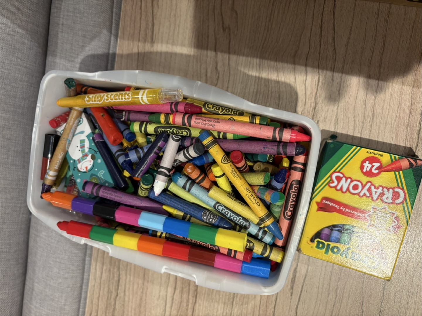 Free craft supplies, crayons and markers - photo 2