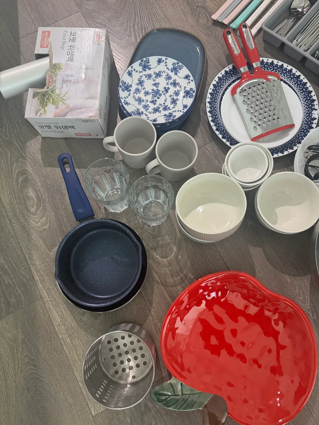 Mixed Kitchenware Set - Dishes, Utensils, Cookware image indicator(3)