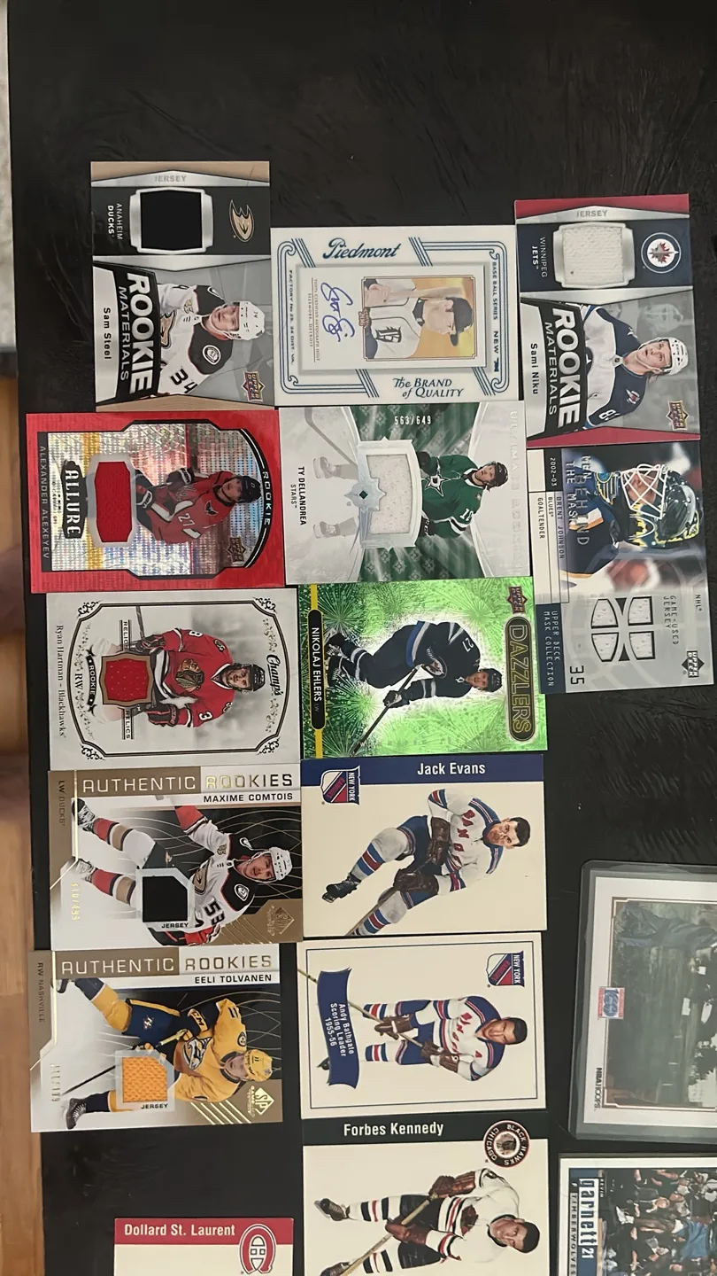 Mixed Hockey & Baseball Trading Cards Lot image indicator(4)