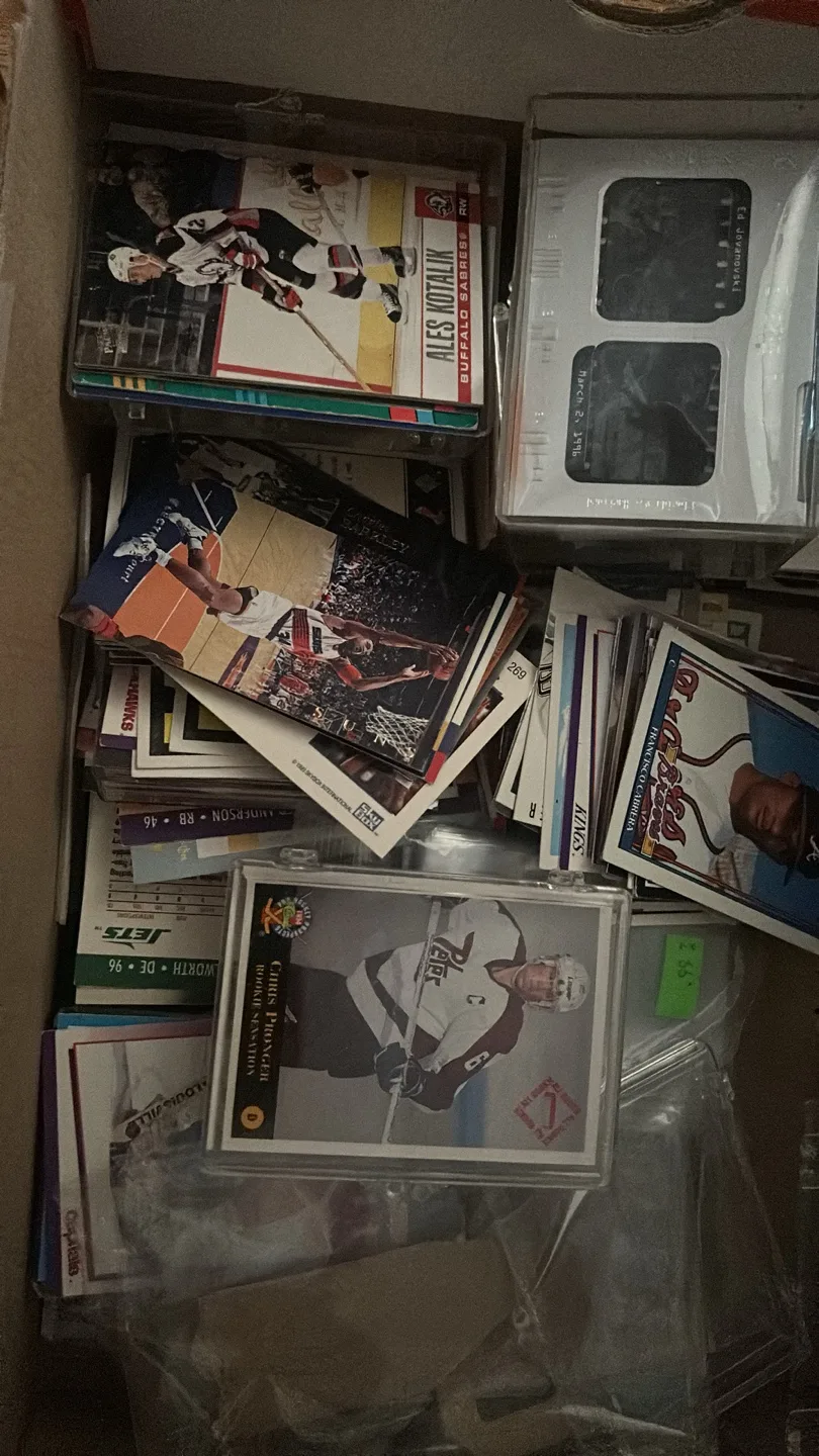 Mixed Hockey & Baseball Trading Cards Lot image indicator(2)