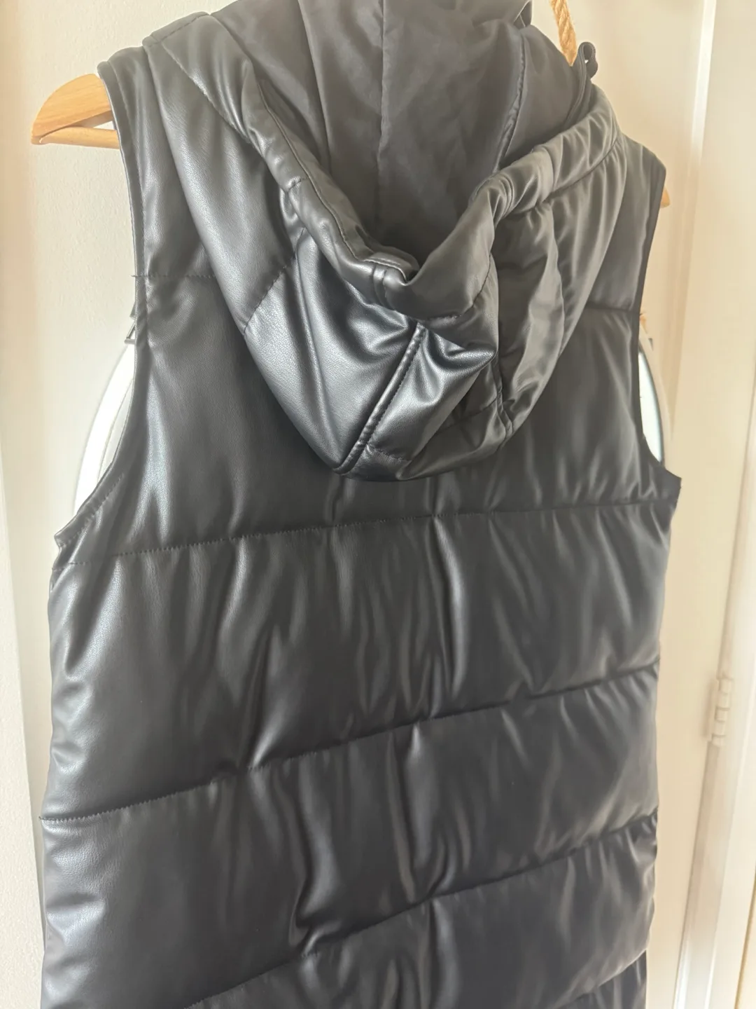 Zara Black Puffer Vest with Hood image indicator(5)