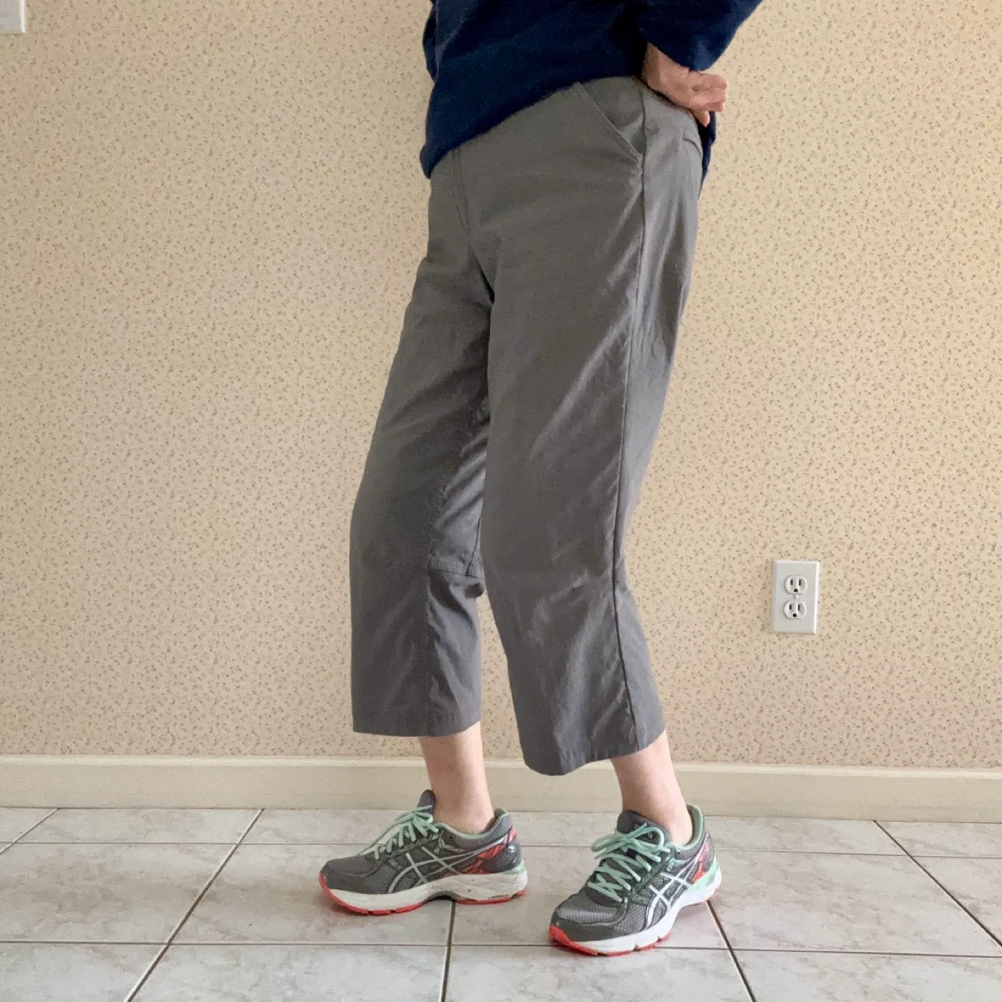 Mountain Equipment Co-op Women's Grey Cropped Pants - Size S image indicator(2)