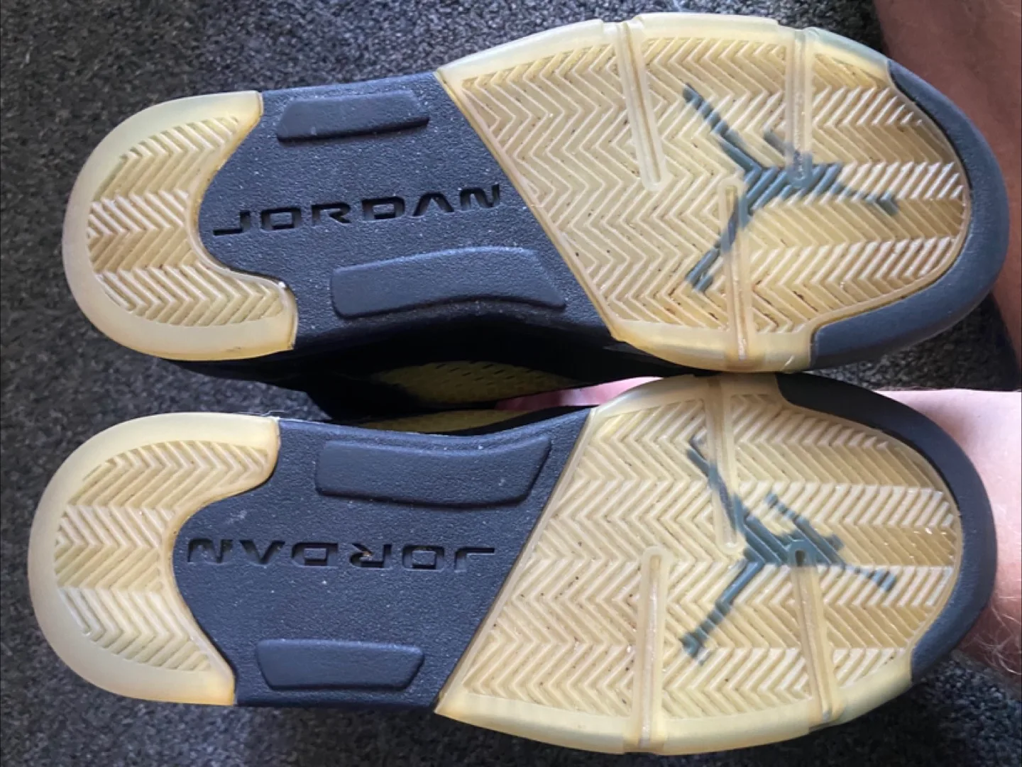 Air Jordan 5 Black/Metallic Silver, Size 5Y image indicator(3)