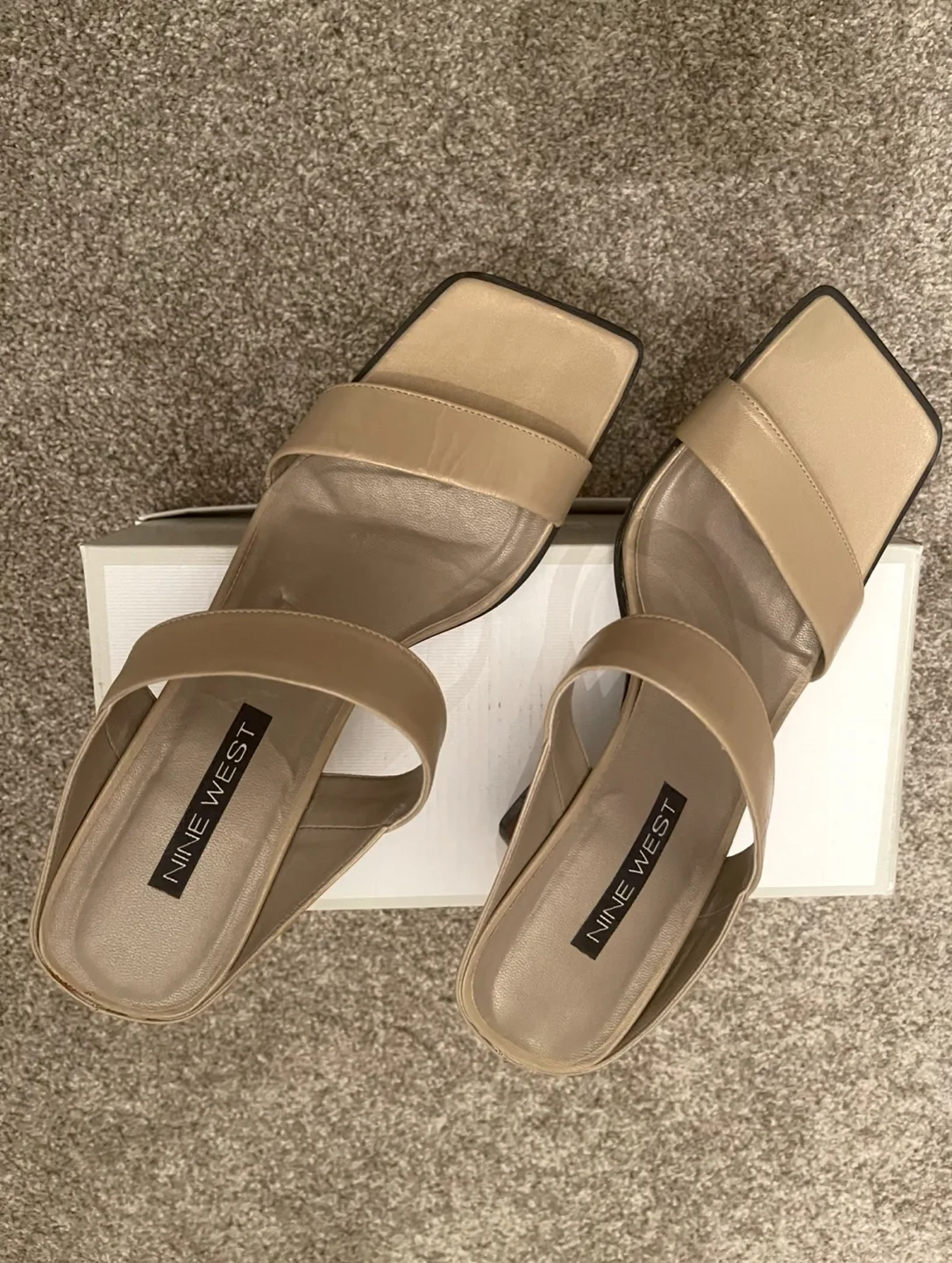 FREE GIFT+NEW and UNWORN Nine West Gold Heels - Size 10M image indicator(4)