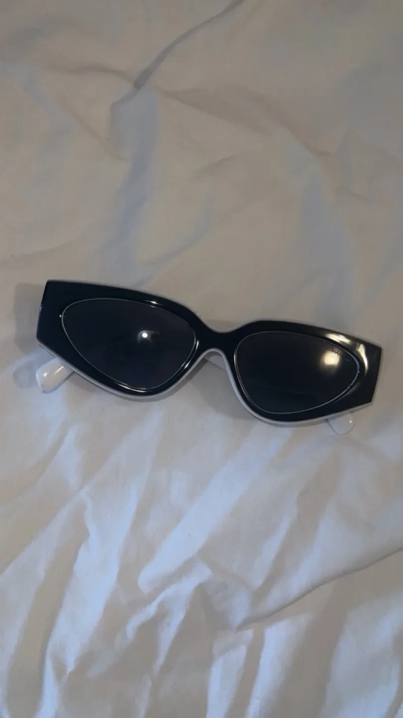 Necklace and Sunglasses plus parfume , different prices. image indicator(4)