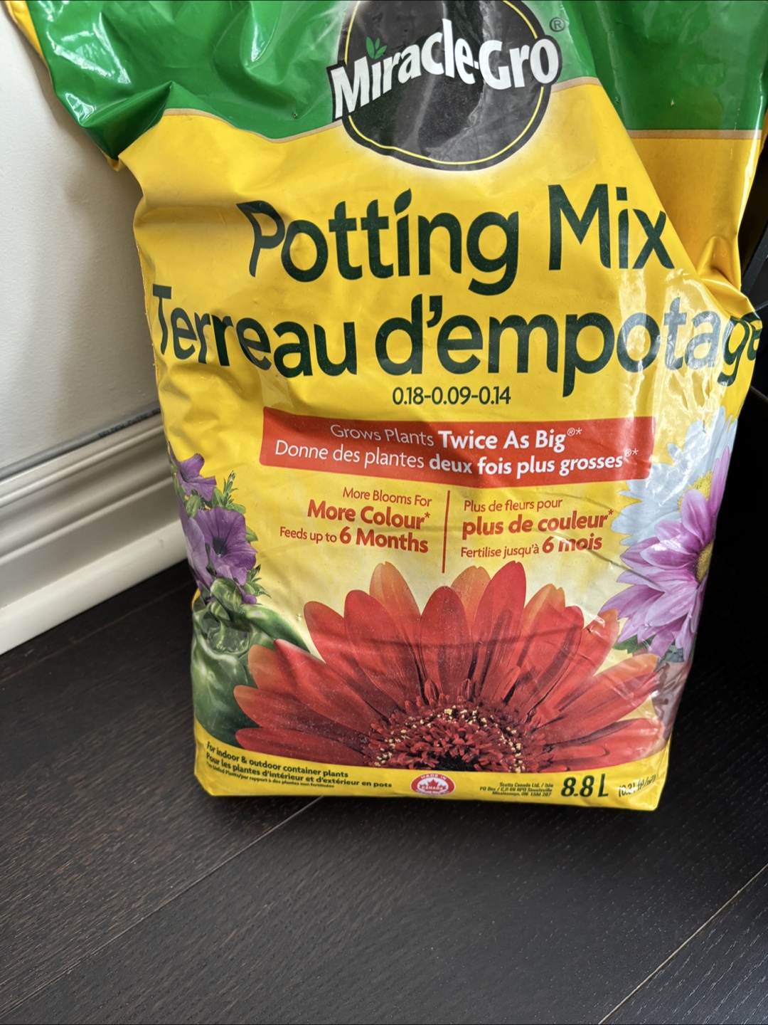 Miracle-Gro Potting Mix & Plant Food - photo 3