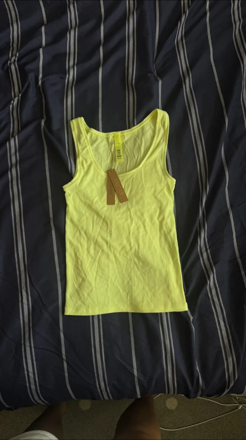 SKIMS Rib Tank Top - Size S - Yellow thumbnail