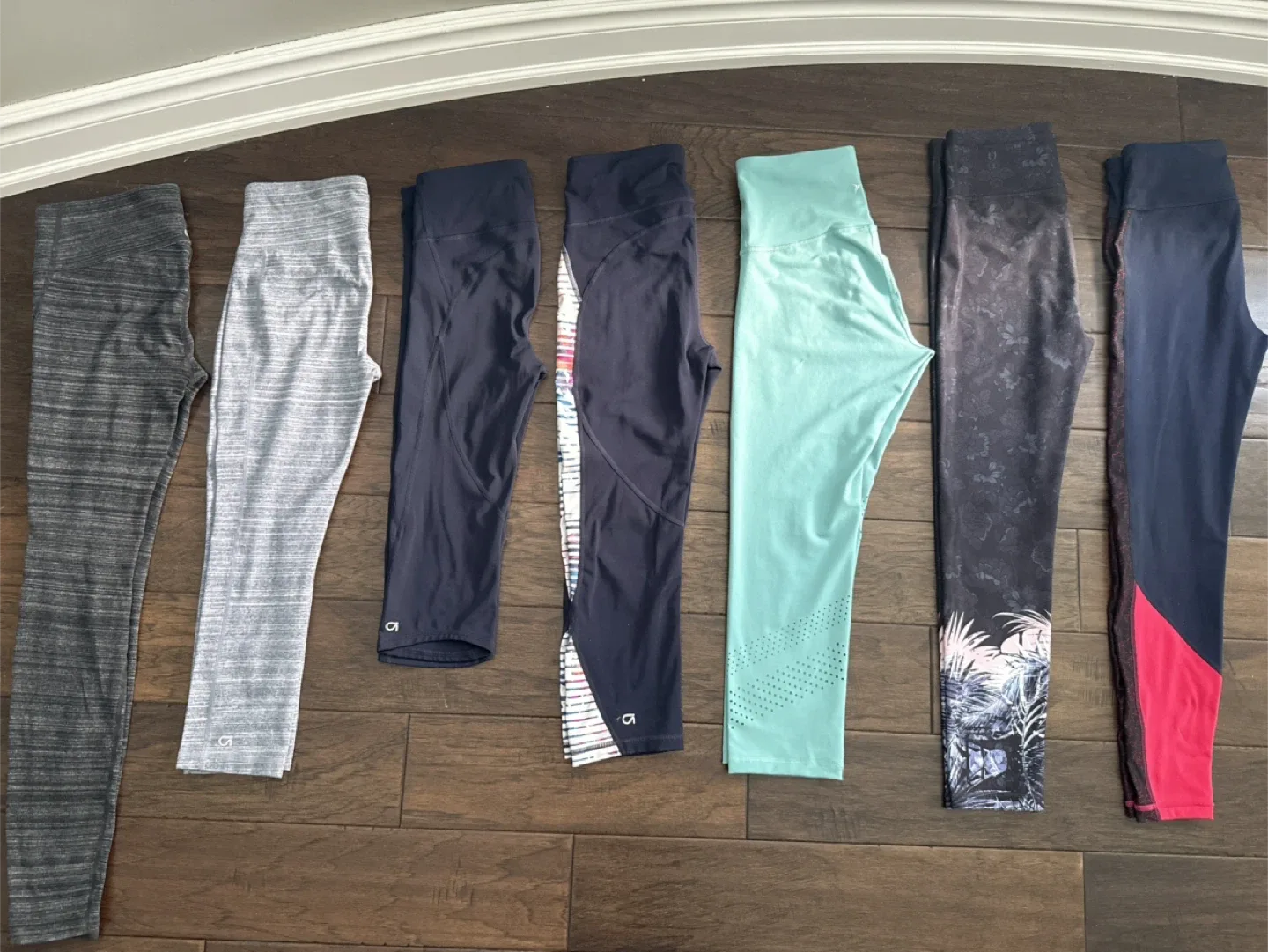 GapFit Activewear bundle 7 leggings EUC all$10 image indicator(2)