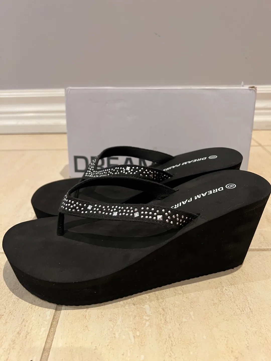 Dream Pairs Black Wedge Flip Flops image indicator(3)
