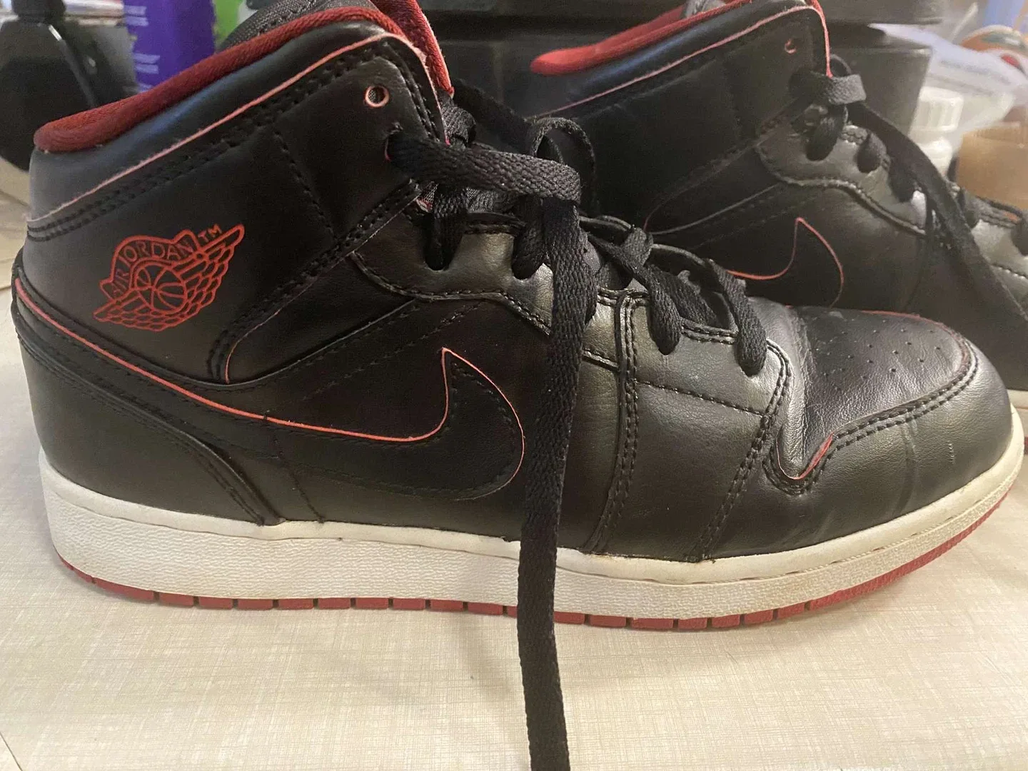 Air Jordan 1 Mid Black/Red Youth Size 6.5 image indicator(3)