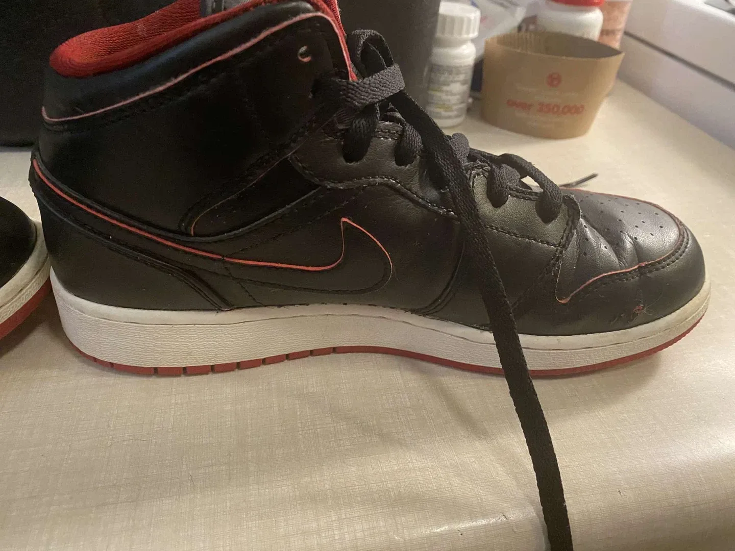 Air Jordan 1 Mid Black/Red Youth Size 6.5 image indicator(2)