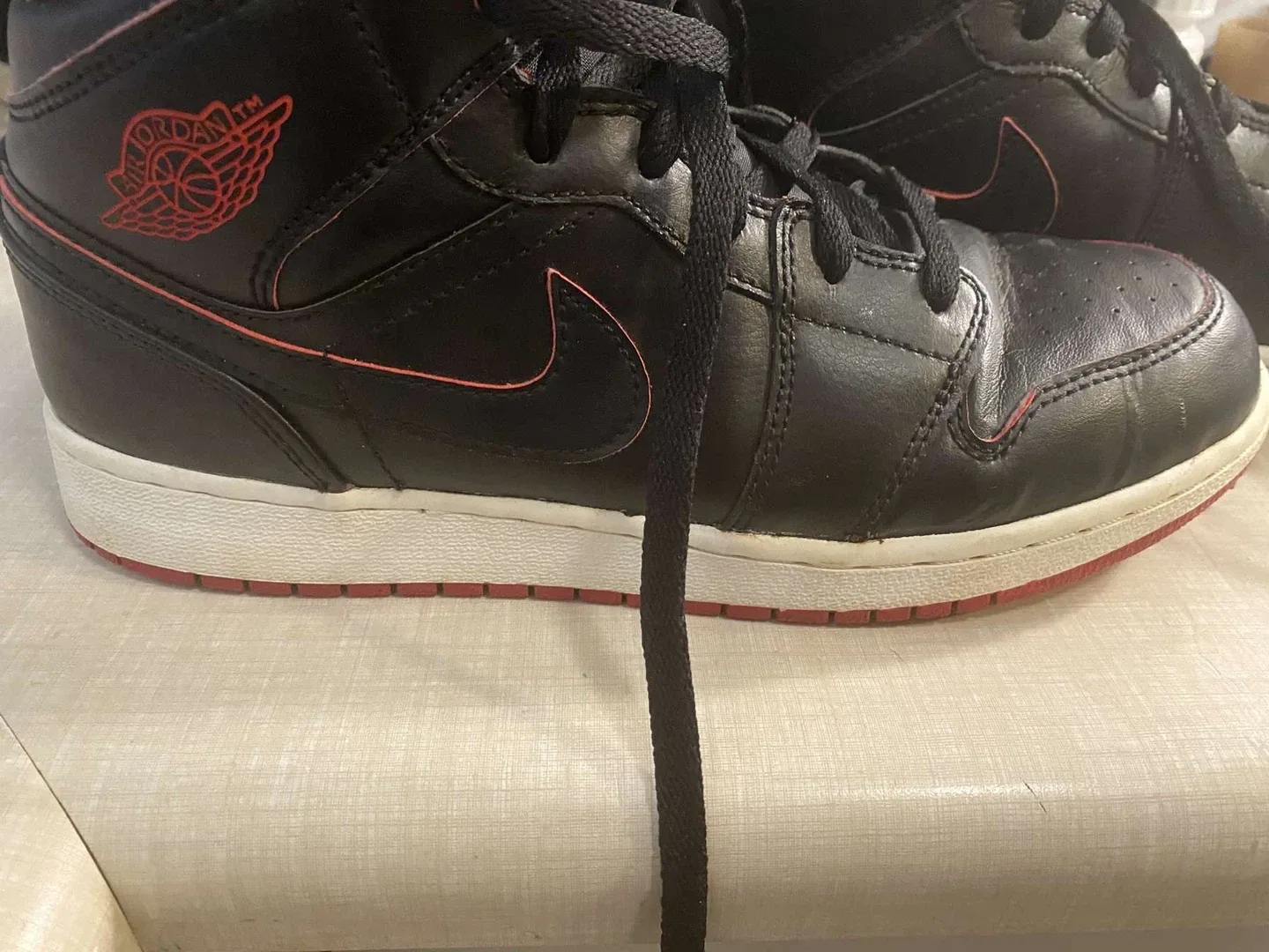 Air Jordan 1 Mid Black/Red Youth Size 6.5 image indicator(4)