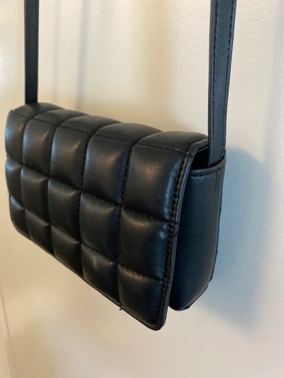 H&M Black Quilted Crossbody Bag thumbnail