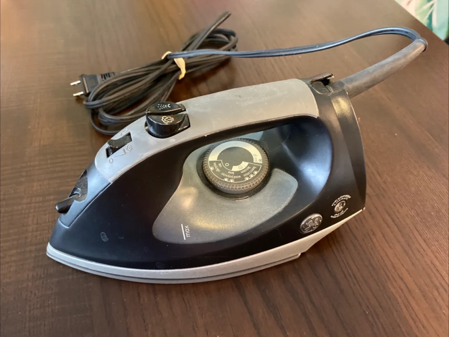 GE Automatic Shut-Off Iron thumbnail