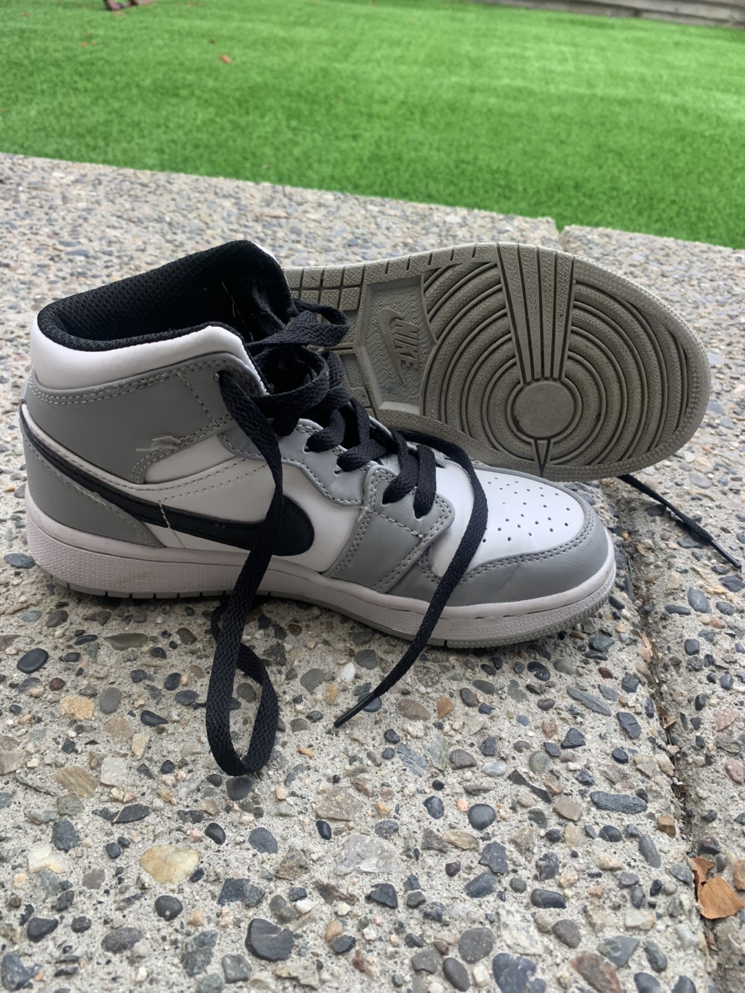 Nike Air Jordan 1 Mid - Grey/White - Y5.5