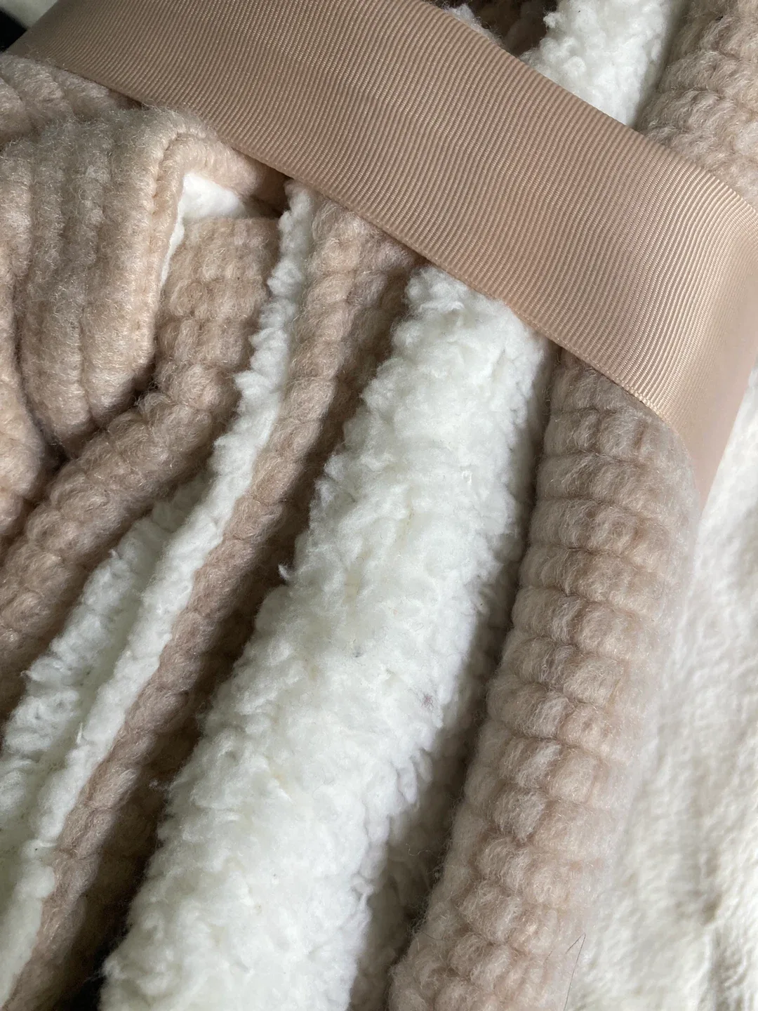 Life at Home Ribbed Sherpa Throw - New image indicator(2)