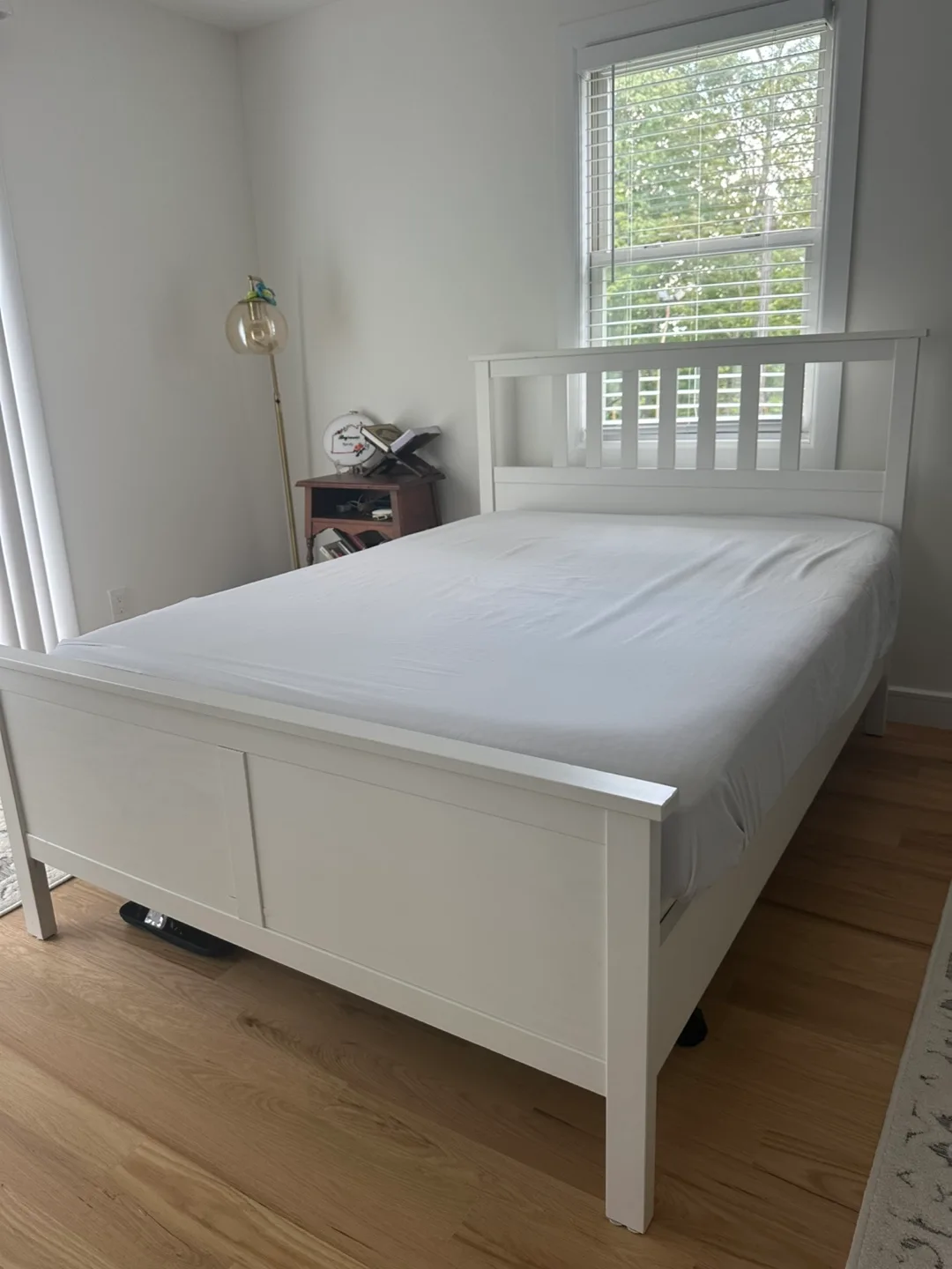 White Bed and mattress image indicator(4)